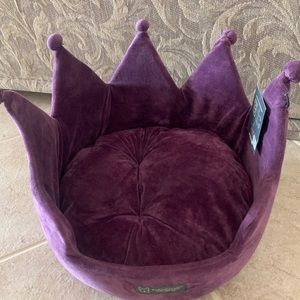 Crown dog bed